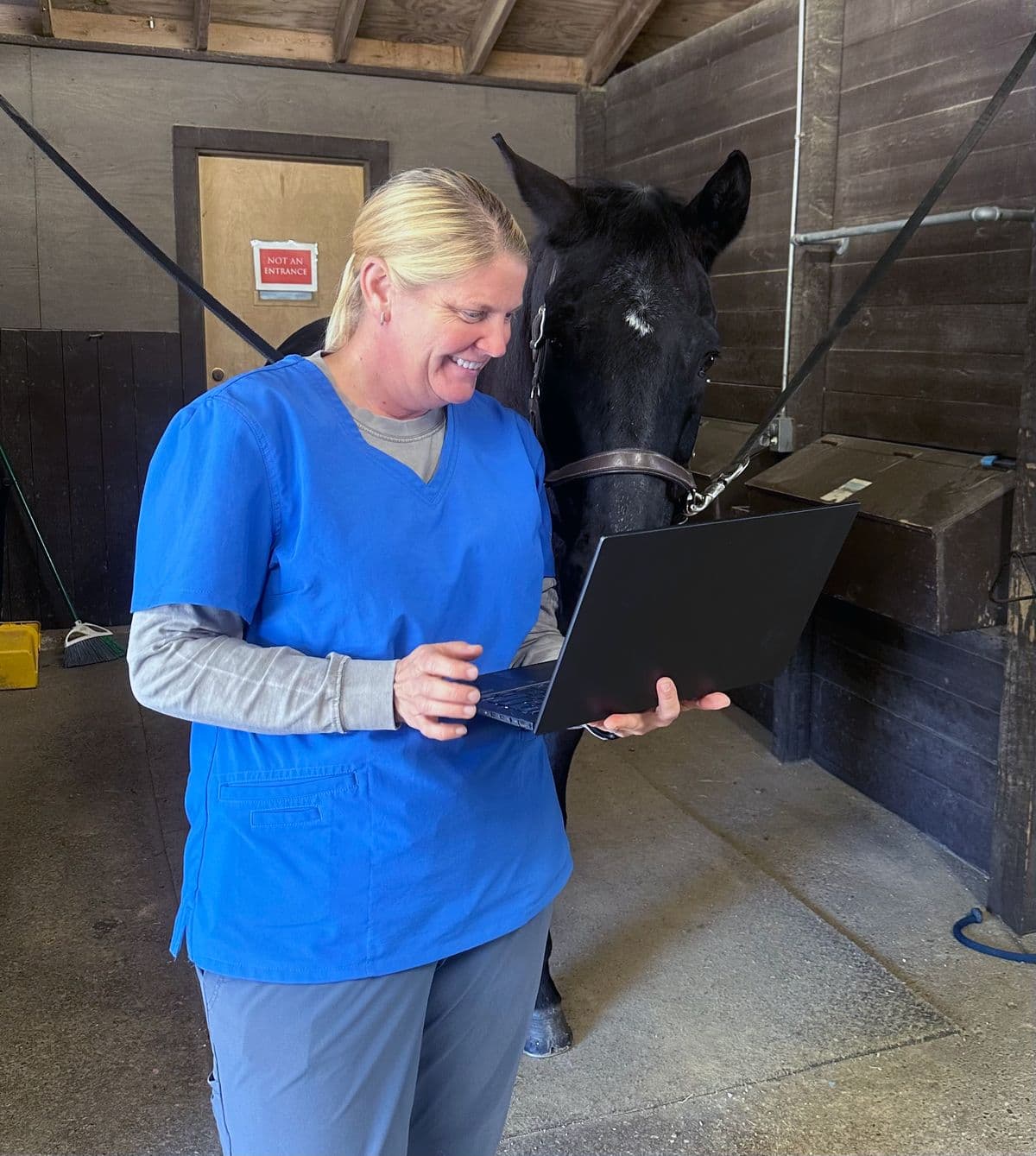 Dr. Amy Plummer Weatherly consulting with a horse